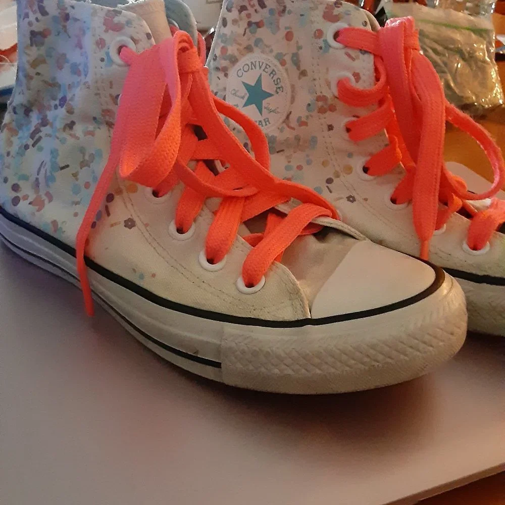 Converse sneakers-womens size 6 - Picture 1 of 6
